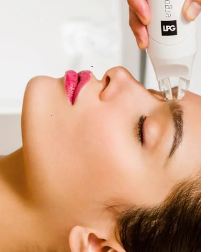 Aplicación de tratamiento facial con equipo LPG en Corpobelo